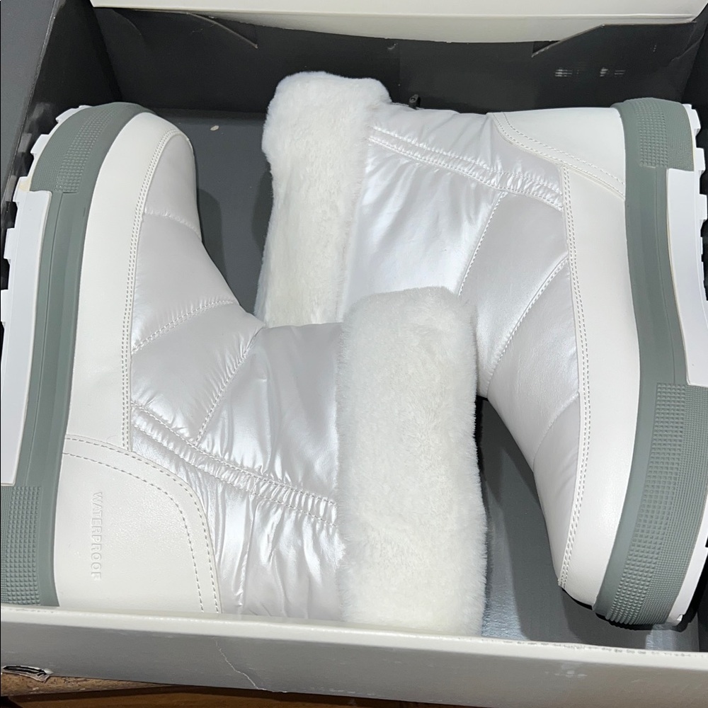 New-Cougar snow boots-white-size 9